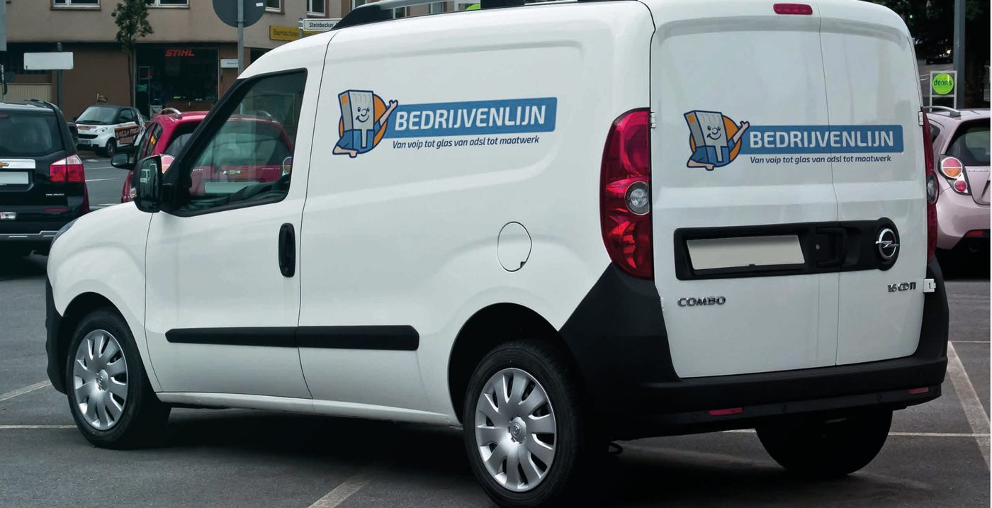 Witte bestelbus met het logo van Bedrijvenlijn op de zijkant en de achterdeur