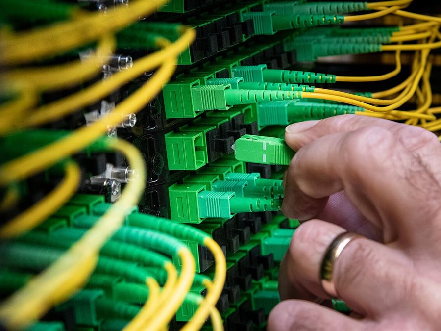 Glasvezelkabels worden aangesloten in een patchkast